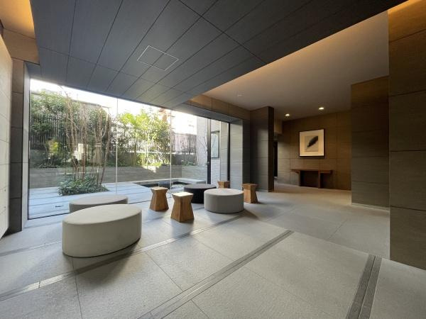 【エントランス】 | イニシア鷺沼レジデンス | 高級感漂うシックな印象のロビー
共用部は清掃が行き届き、管理状態も良好です。