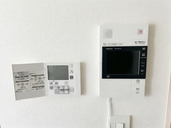 イニシア鷺沼レジデンスのその他|床暖房スイッチパネル、TVモニター付きインターホン。
高機能付き設備で、毎日の生活が豊かになります！