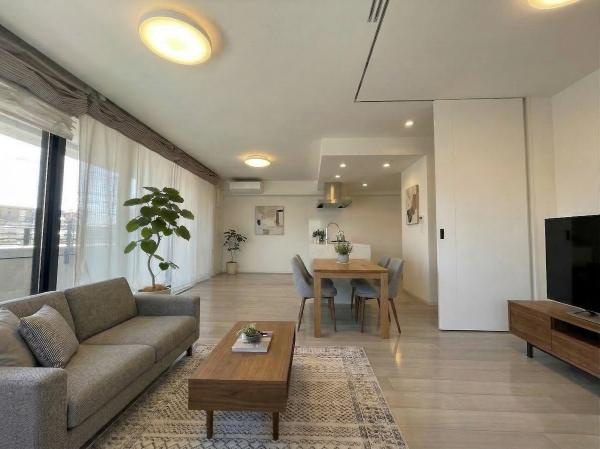 【居間・リビング】 | イニシア鷺沼レジデンス | リビングダイニングと洋室を繋げることで、広々開放感ある空間になります。
※CGにて、家具等の配置をしております。なお家具等は販売価格には含まれておりません。