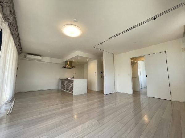 【居間・リビング】 | イニシア鷺沼レジデンス | アイランドキッチンからリビングダイニングまで見渡せて、ご家族のコミュニケーションも取りやすい間取りです。
窓からも心地よい日が差し込みます。