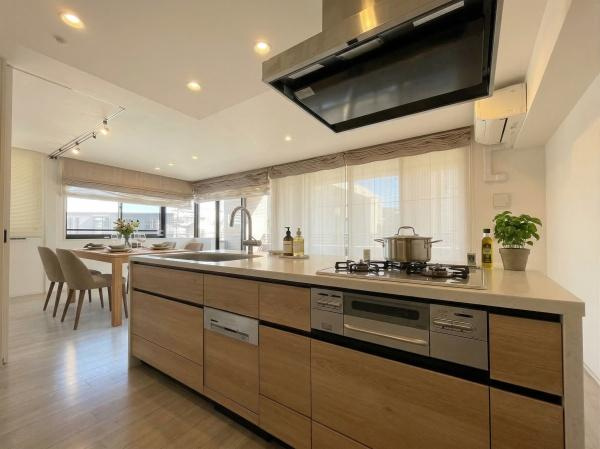 【キッチン】 | イニシア鷺沼レジデンス | キッチンスペースは広々しており、調理の効率が上がる３口コンロに、食洗器もついており、家事もはかどります。
※CGにて、家具等の配置をしております。なお家具等は販売価格には含まれておりません。