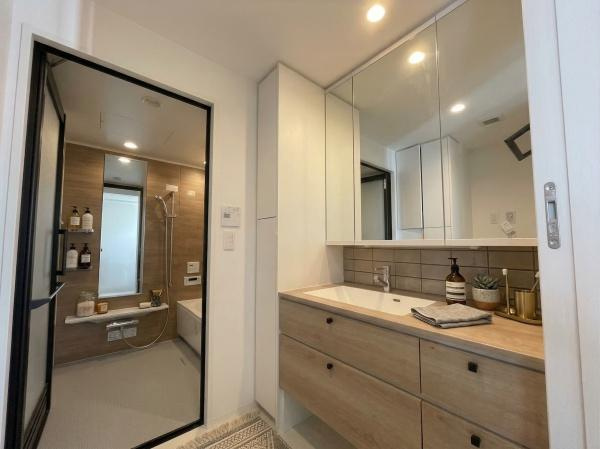 【独立洗面台】 | イニシア鷺沼レジデンス | 高級感と耐久性を兼ね備えたシーザーストーンを採用。
収納豊富で、洗面台の周りはスッキリ整頓出来ます。
※CGにて、家具等の配置をしております。なお家具等は販売価格には含まれておりません。