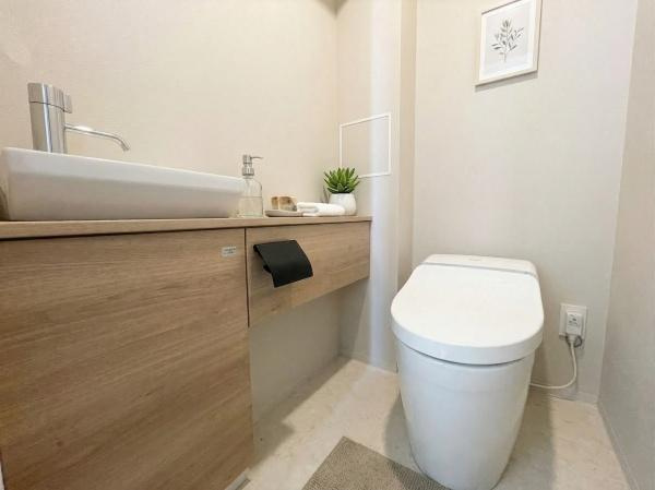 イニシア鷺沼レジデンスのトイレ|明るくて広い落ち着いた色合いのスリップシンク付きトイレです。
※CGにて、家具等の配置をしております。なお家具等は販売価格には含まれておりません。