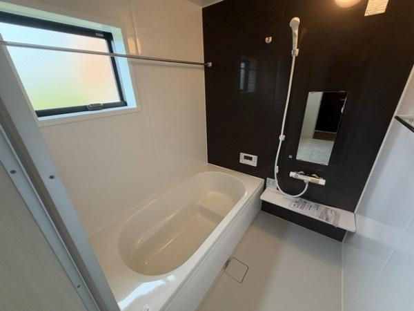 リーブルガーデン柳本町 １号棟 ／新築一戸建の浴室|■１坪タイプのユニットバス！足をのばしてお湯につかっていただける広いバスタブです！