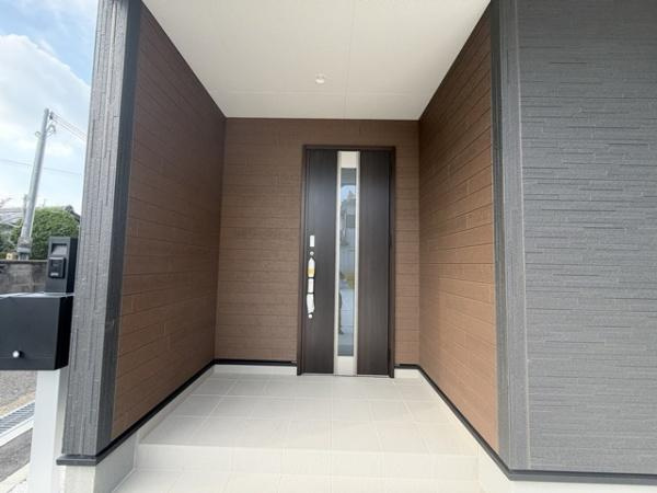 リーブルガーデン柳本町 １号棟 ／新築一戸建の玄関|■こちらがが外観から見た玄関となっております。