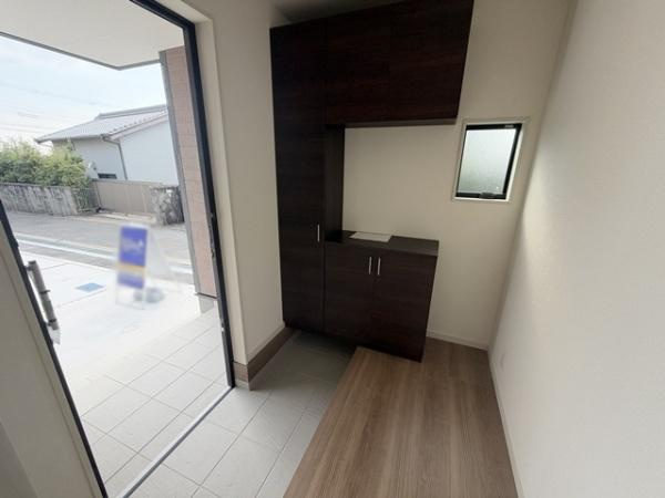 リーブルガーデン柳本町 １号棟 ／新築一戸建の玄関|■ＳＩＣ完備で玄関をスッキリ快適にお使いいただけます！