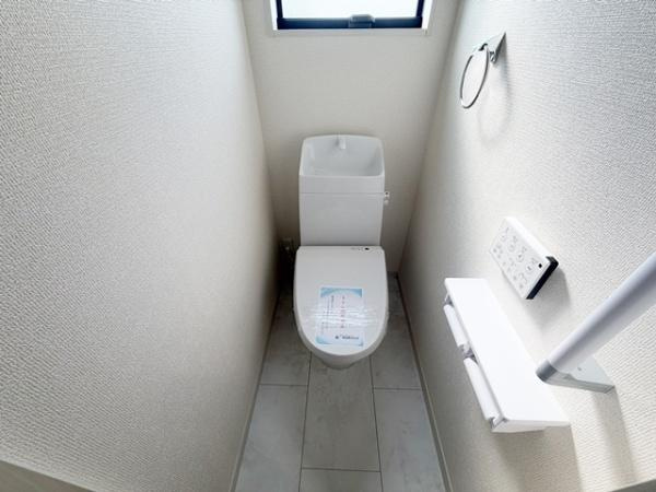 リーブルガーデン柳本町 １号棟 ／新築一戸建のトイレ|■トイレのたびに階段を上下する必要がなく快適です！