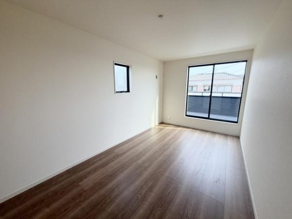 リーブルガーデン柳本町 １号棟 ／新築一戸建の洋室|■バルコニーに面した開放感のあるお部屋です！