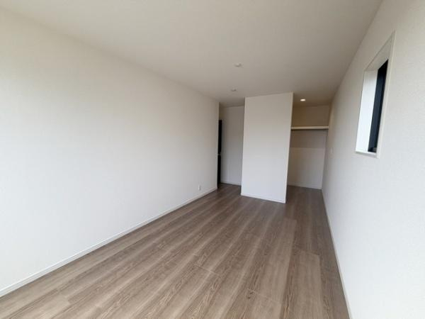 リーブルガーデン柳本町 １号棟 ／新築一戸建の洋室|■2階の洋室、収納も沢山あって便利ですね！