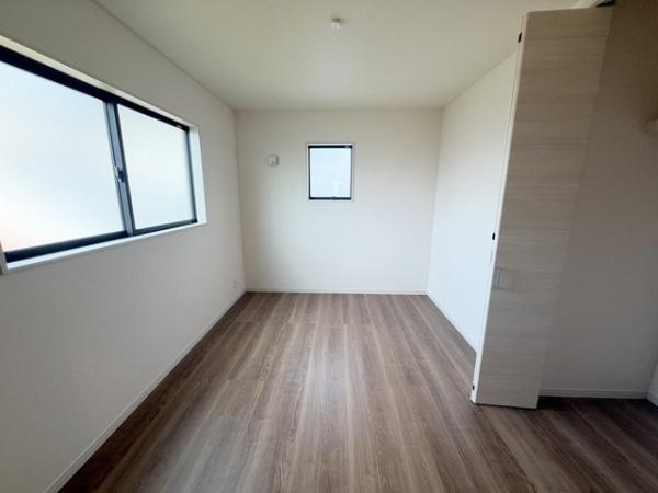 リーブルガーデン柳本町 １号棟 ／新築一戸建の洋室|■２面採光で明るい雰囲気の洋室です！