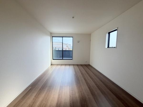 リーブルガーデン柳本町 １号棟 ／新築一戸建の洋室|■明るい雰囲気の洋室です！