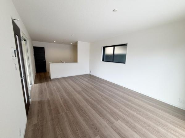 リーブルガーデン柳本町 １号棟 ／新築一戸建の居間・リビング|■ご家族でくつろいでいただける広々としたリビングです！