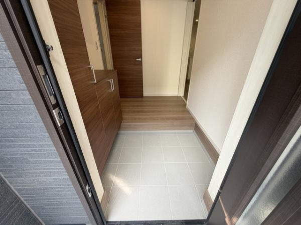 リーブルガーデン柳本町 ３号棟 ／新築一戸建の玄関|■現地撮影写真■すっきりとした明るい玄関が家族・お客様をお出迎えします。