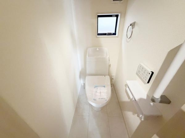 リーブルガーデン柳本町 ３号棟 ／新築一戸建のトイレ|■清潔感ある綺麗なお手洗いです！