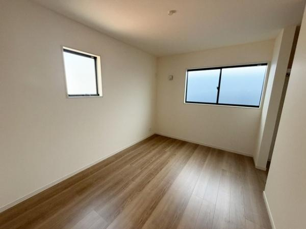 リーブルガーデン柳本町 ３号棟 ／新築一戸建の洋室|■日当たりのよい明るい雰囲気の洋室です！