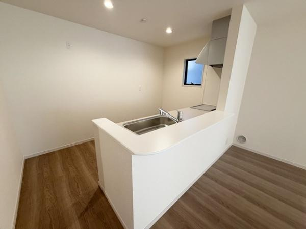 リーブルガーデン柳本町 ３号棟 ／新築一戸建のキッチン|■現地撮影写真■家族とのコミュニケーションがとりやすい人気のカウンターキッチン！