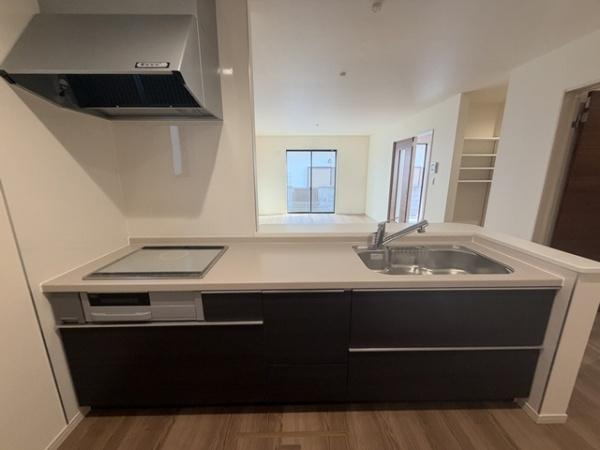 リーブルガーデン柳本町 ３号棟 ／新築一戸建のキッチン|■ キッチンを正面から撮影した様子です。