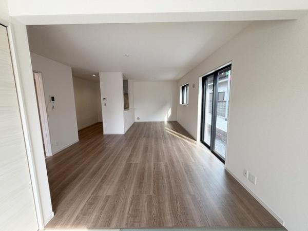 リーブルガーデン柳本町 ２号棟 ／新築一戸建の居間・リビング|■暖かみある居心地の良い空間が広がります！