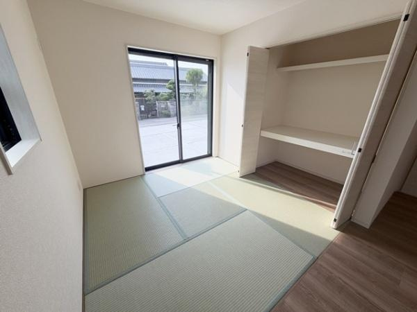 リーブルガーデン柳本町 ２号棟 ／新築一戸建の和室|■和室とＬＤＫは隣接しており、リビングの延長としても客間としてもご使用いただけます。