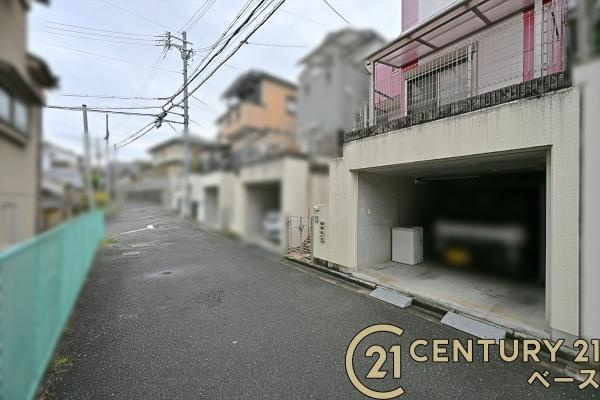 柏原市平野２丁目　一戸建の前面道路含む現地写真