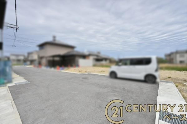 葛城市南道穂　Ｆ号地　建築条件なし土地の前面道路含む現地写真|■現地撮影写真■前面道路６ｍと広々開放的！