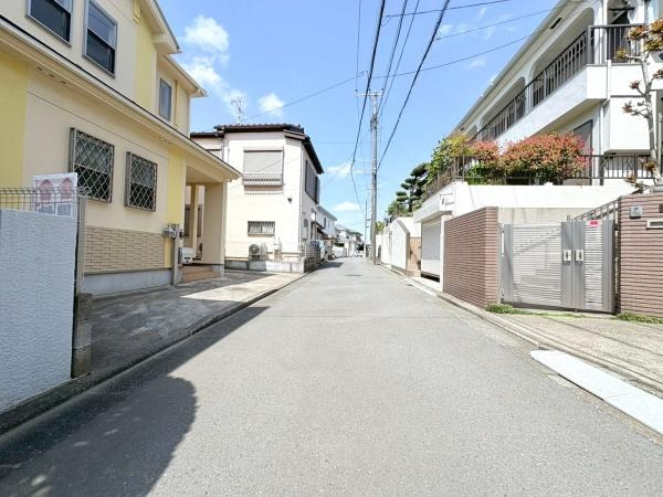 横浜市保土ケ谷区上菅田町の中古一戸建の前面道路含む現地写真