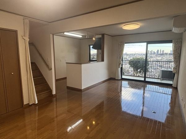 横浜市鶴見区上末吉１丁目の中古一戸建の居間・リビング