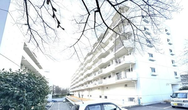ドルフ青葉台３号棟の外観