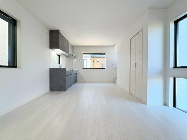 川崎市高津区子母口の新築一戸建の居間・リビング|リビングはインテリアが考えやすい間取りにですね！