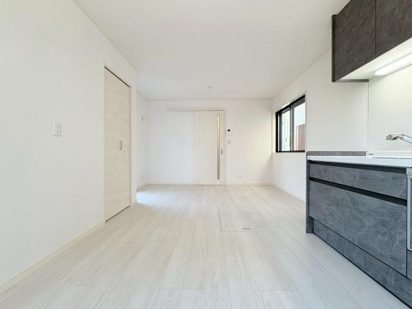 川崎市高津区子母口の新築一戸建の居間・リビング|収納・床下収納もあり食品等のストックもでき安心ですね！