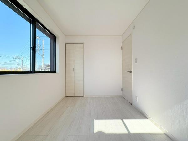 川崎市高津区子母口の新築一戸建の洋室|洋室4.37帖！陽当りが良く照明がなくても昼間は明るいです！