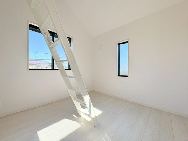川崎市高津区子母口の新築一戸建の寝室|寝室5.12帖！ロフト付きのお部屋です。窓が多く陽当り＋通風良好です。