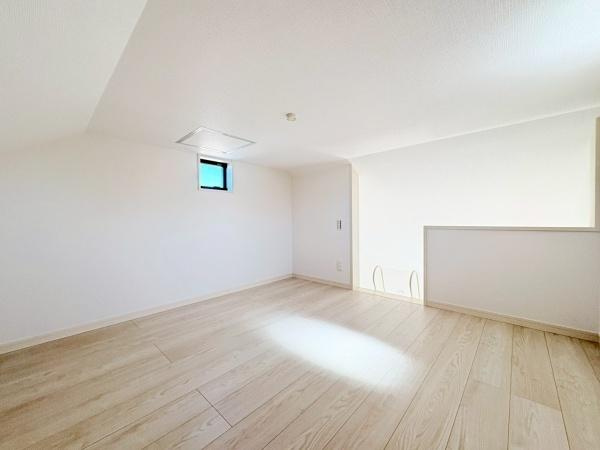川崎市高津区子母口の新築一戸建の内装|ロフトは広々した空間になっているのでキャリーケース等サイズが大きい物でも保管出来ます！