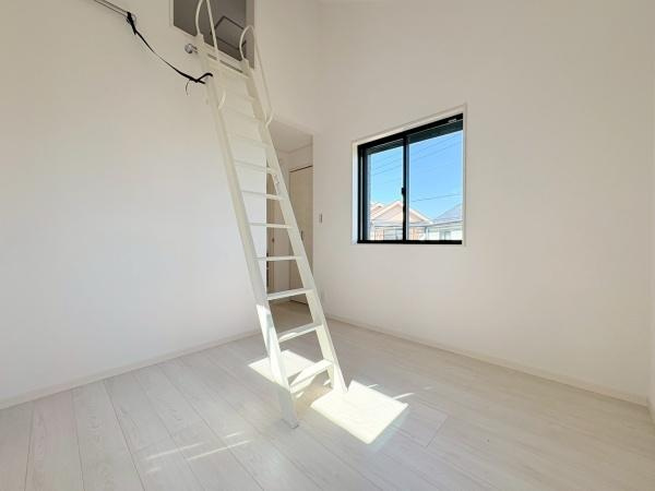 川崎市高津区子母口の新築一戸建の寝室|ロフトのハシゴは位置をずらすことも出来ます！天井が高くなっているので圧迫感がない空間です。