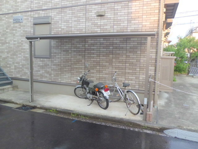 ＳＣＨＬＯβ　Ｋ（シュロスケイ）のその他共用部分|雨の日も安心　屋根付自転車置場