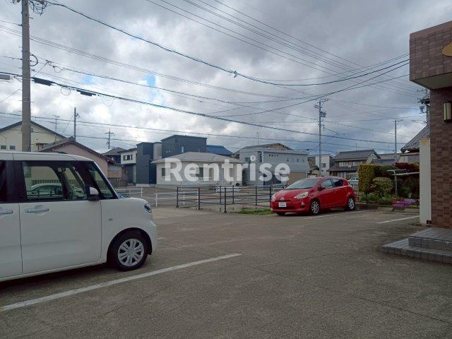 マンションブランの駐車場