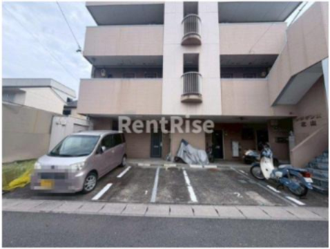 レジデンス北山の駐車場