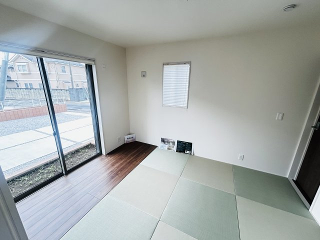新築　前橋市樋越町第4　Livele Garden.S　1号棟の和室|現地写真　リビング隣の和室はお子様の遊び部屋としてもちょうどいいですね♪							
