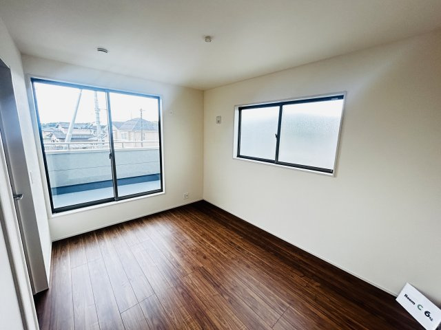 新築　前橋市樋越町第4　Livele Garden.S　1号棟の洋室|現地写真　全室南向きで明るいお部屋、子供部屋は明るい方が良いですよね♪							
					

