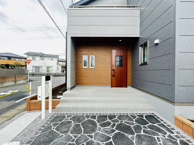 新築　前橋市樋越町第4　Livele Garden.S　1号棟の玄関|現地写真　ポストと一体型のTVモニターホンでセキュリティ安心！
