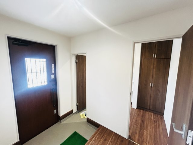 新築　前橋市樋越町第4　Livele Garden.S　1号棟の玄関|現地写真　シューズインクロークと下駄箱があり、かなりの収納量が期待できます！							

