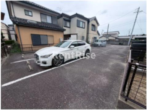 アドバンス小池の駐車場
