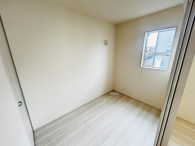 新築　前橋市樋越町第4　Livele Garden.S　2号棟の洋室|現地写真　リビング隣の洋室はお子様の遊び部屋としてもちょうどいいですね♪
				
