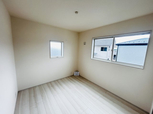 新築　前橋市樋越町第4　Livele Garden.S　2号棟の洋室|現地写真　日当たりと風通しの良い二面採光♪						
					
					

