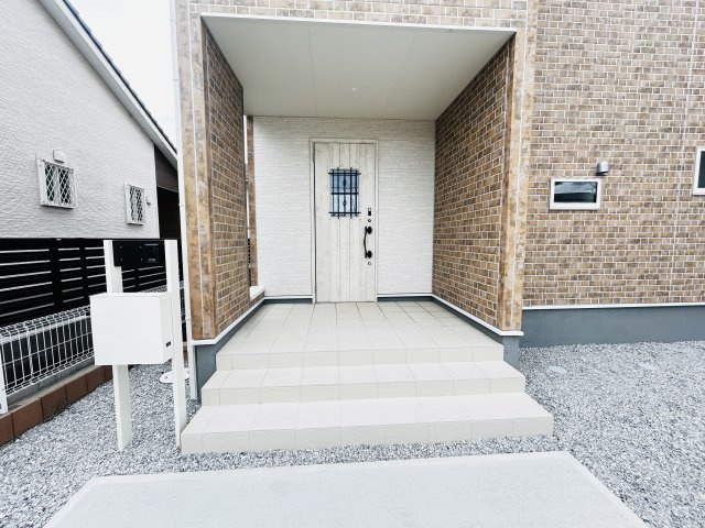 新築　前橋市樋越町第4　Livele Garden.S　2号棟の玄関|現地写真　ポストと一体型のTVモニターホンでセキュリティ安心！
