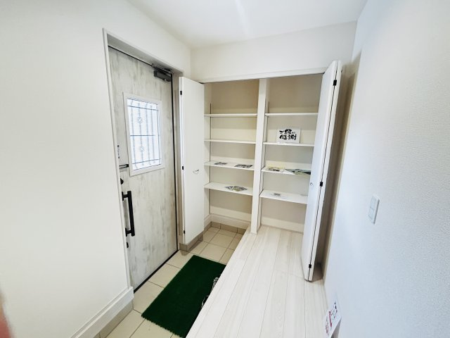 新築　前橋市樋越町第4　Livele Garden.S　2号棟の玄関|現地写真　シューズインクロークと下駄箱があり、かなりの収納量が期待できます！							
					
