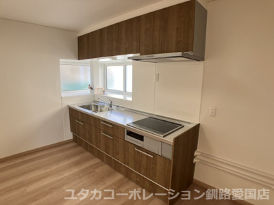 【キッチン】 | 【商談中】貝塚3丁目67-51戸建 | 窓付の明るいキッチン♪システムキッチンでお手入れも簡単☆
