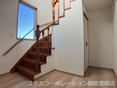 【玄関】 | 貝塚3丁目67-51戸建 | 2階への階段も窓が付いて明るい印象！階段下のスペースも収納！空きスペースに無駄がありませんね☆
