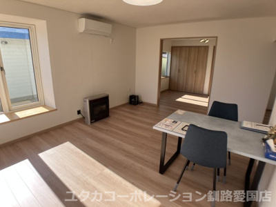 【居間・リビング】 | 貝塚3丁目67-51戸建 | 南西向きで日当たり良好！明るい印象のリビングです♪