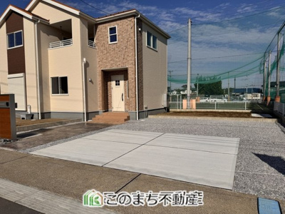 【駐車場】 | Livele Garden.S　第1中久喜2号棟 | 横並びに3台駐車可能♪コンクリート舗装された駐車場は雨の時も水たまりにならずに便利です♪
